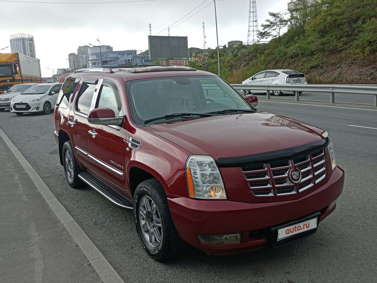 Cadillac Escalade красный