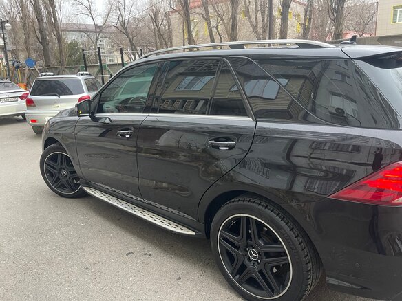 2016 Mercedes-Benz GLE 400 I (W166), чёрный, 3040000 рублей - вид 3