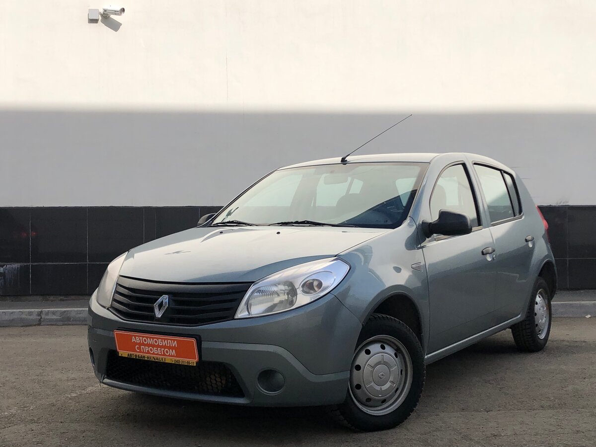 Купить б/у Renault Sandero I 1.6 MT (84 л.с.) бензин механика в Москве: белый Ре