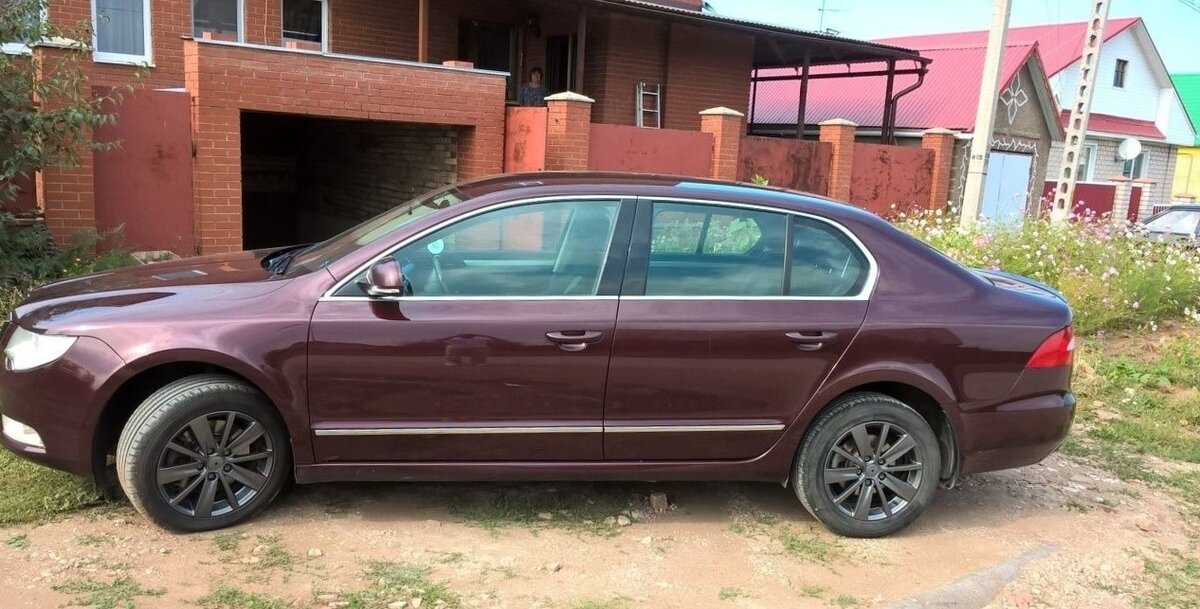 Красный хром Skoda Superb