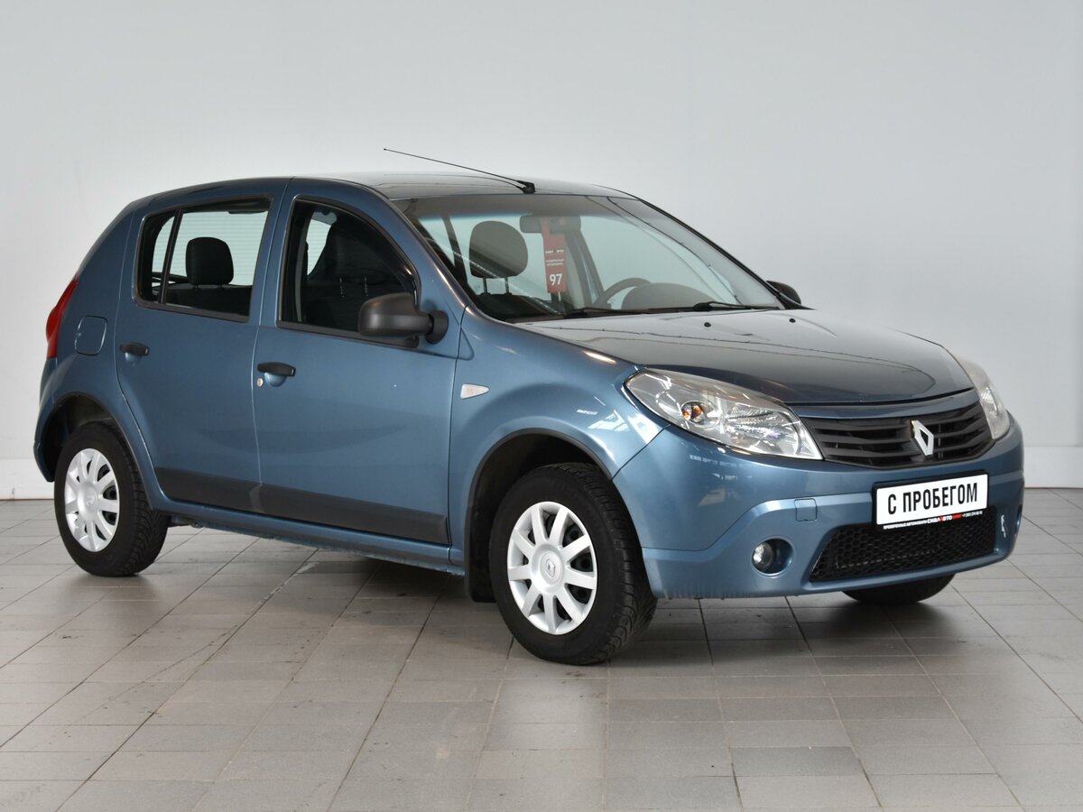 Купить б/у Renault Sandero I 1.6 AT (103 л.с.) бензин автомат в Москве: красный 