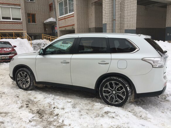 2014 Mitsubishi Outlander III Рестайлинг, белый - вид 2