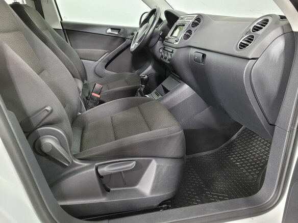 2016 Volkswagen Tiguan I Рестайлинг, белый - вид 17