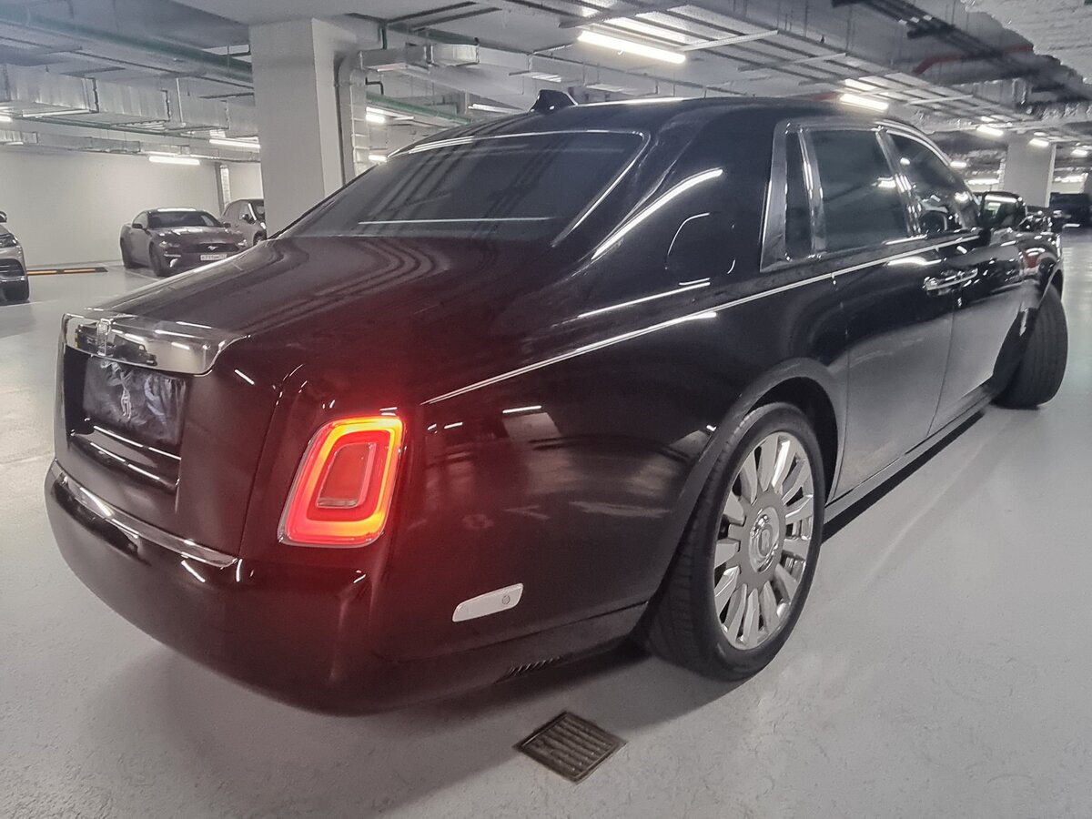 Значок Spirit of Ecstasy на капоте