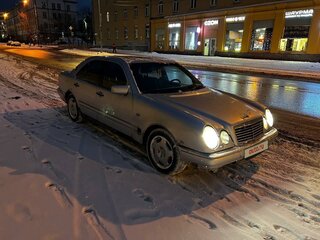 1998 Mercedes-Benz E-Класс 240 II (W210, S210), серебристый, 350000 рублей, вид 1