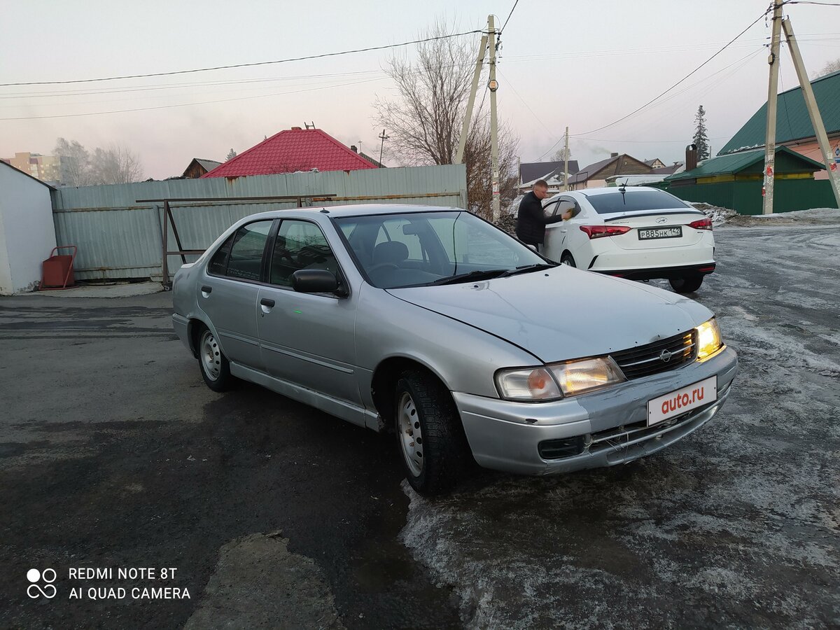 Серебристый ниссан санни