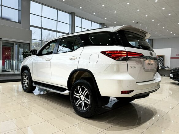 2023 Toyota Fortuner II Рестайлинг, белый, 7500000 рублей - вид 5