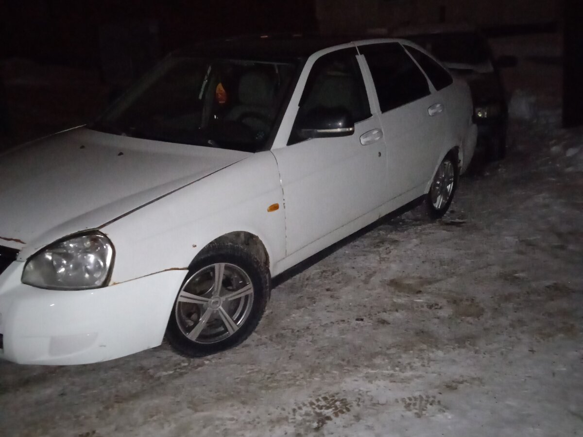 Белая Приора 2008 года хэтчбек