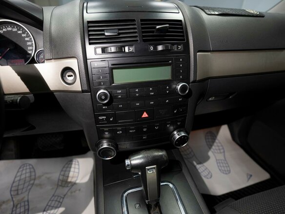 2008 Volkswagen Touareg I Рестайлинг, бежевый, 999000 рублей - вид 9