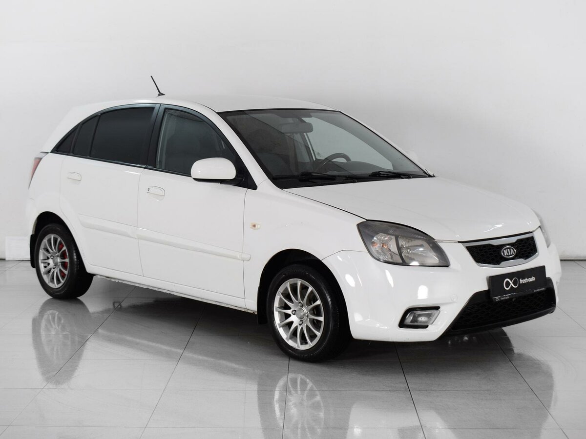 Белая Kia Rio 2011