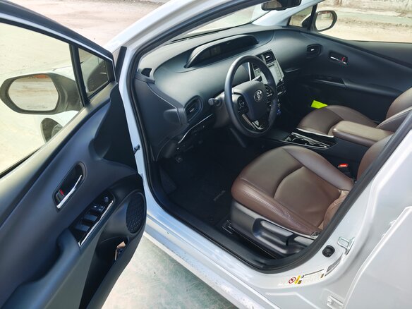 2020 Toyota Prius IV Рестайлинг (XW50), белый, 2750000 рублей - вид 16