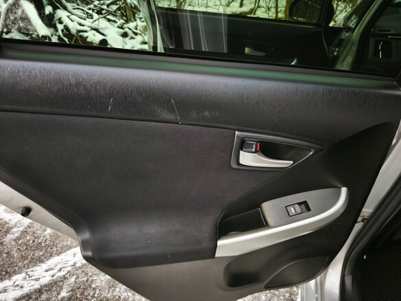 2015 Toyota Prius III Рестайлинг (XW30), серебристый, 1600000 рублей - вид 20