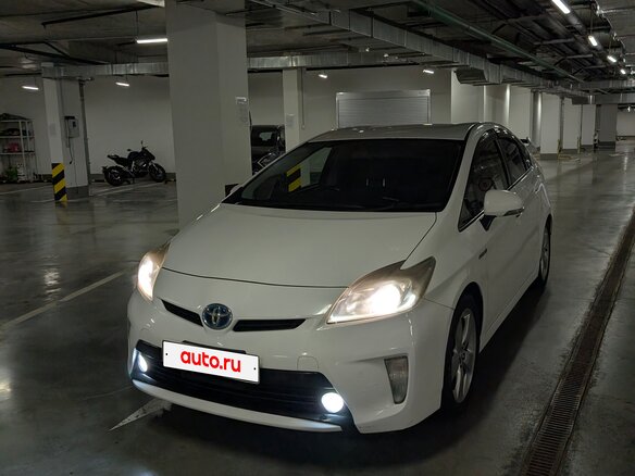 2013 Toyota Prius III Рестайлинг (XW30), белый, 1520000 рублей