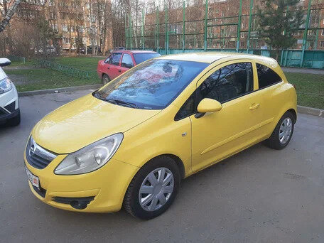 Опель желтый двухдверный