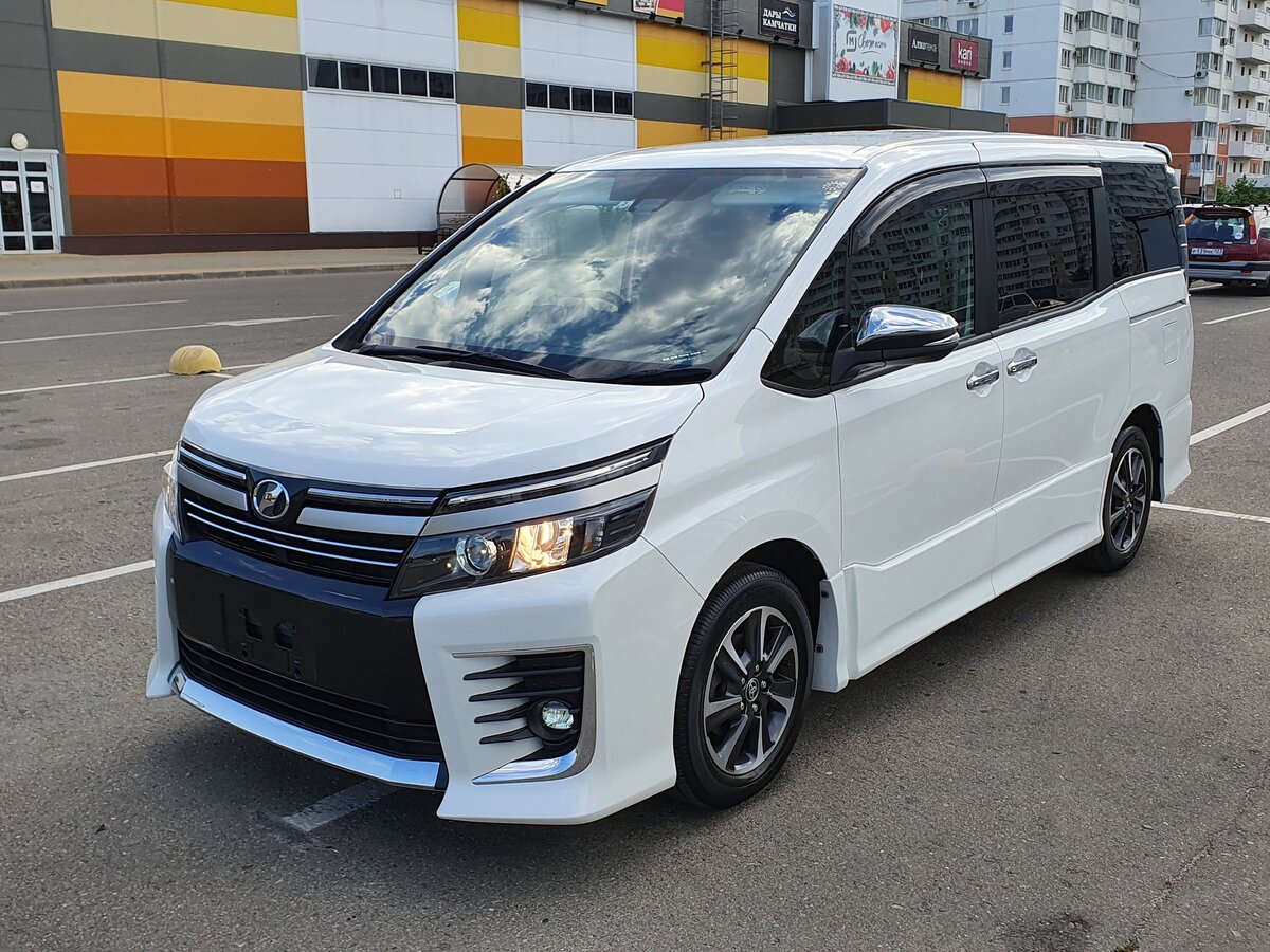 Toyota Voxy 2018 С„РѕС‚Рѕ