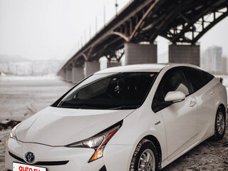 2017 Toyota Prius IV (XW50), белый, 1750000 рублей, вид 1