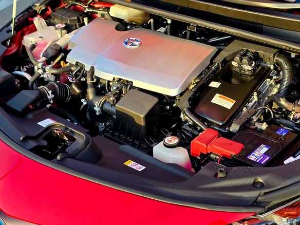 2018 Toyota Prius IV Рестайлинг (XW50), красный, 2700000 рублей - вид 24