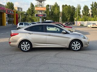 2011 Hyundai Solaris I, бежевый, 900000 рублей, вид 4