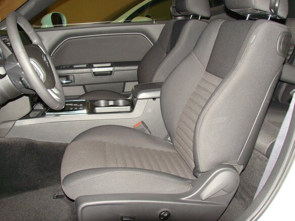 2013 Dodge Challenger III Рестайлинг, белый - вид 4