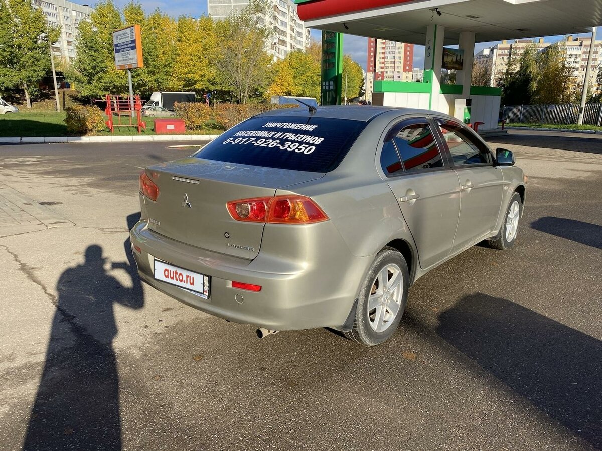 Золотистый митсубиси лансер