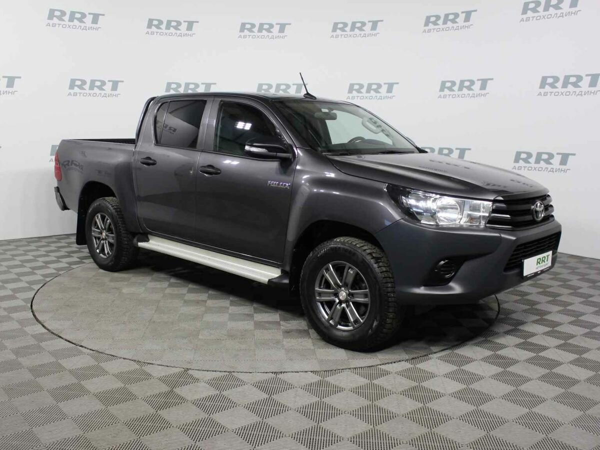 Toyota Hilux 2017 с черепами