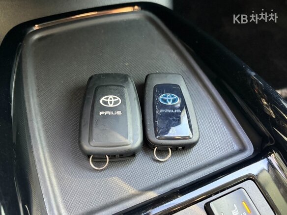 2022 Toyota Prius IV Рестайлинг (XW50), белый, 1851099 рублей - вид 24