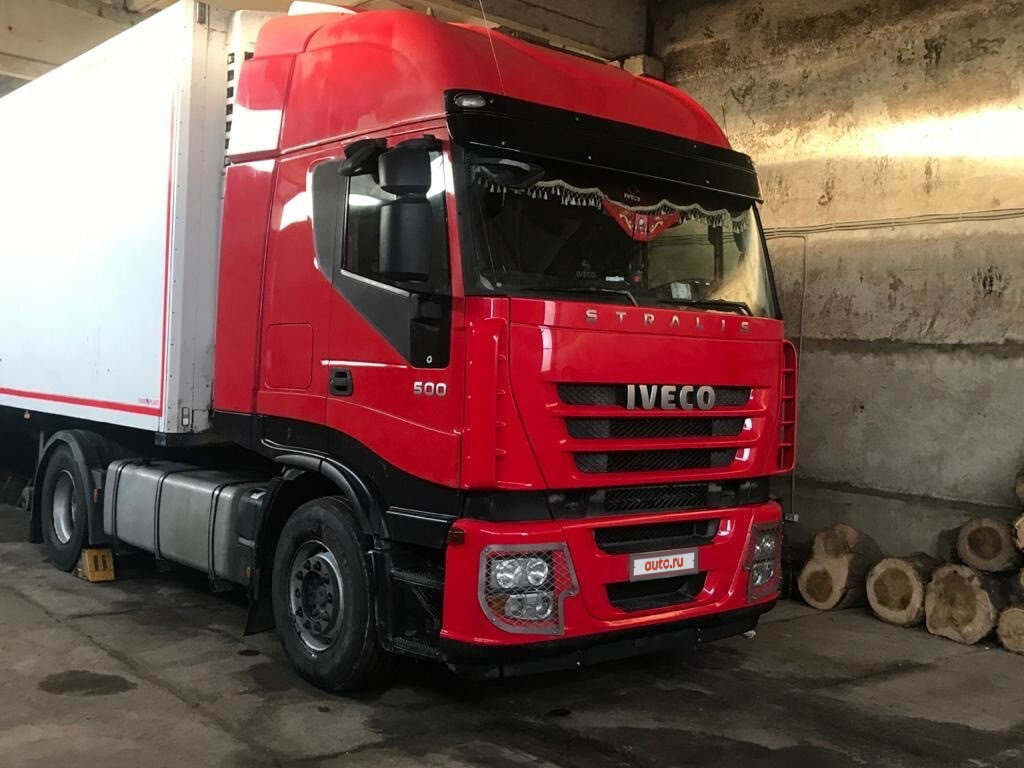 Iveco Stralis красный