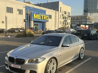2011 BMW 5 серии 550i xDrive VI (F10/F11/F07), серебристый, 2200000 рублей, вид 1