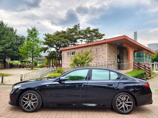 2025 BMW 5 серии 523d VIII (G60/G61/G68), чёрный, 6150000 рублей, вид 4