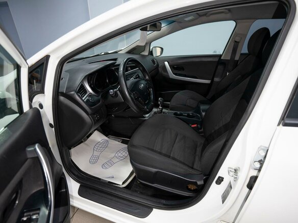 2017 Kia Ceed II Рестайлинг, белый, 1049000 рублей - вид 6