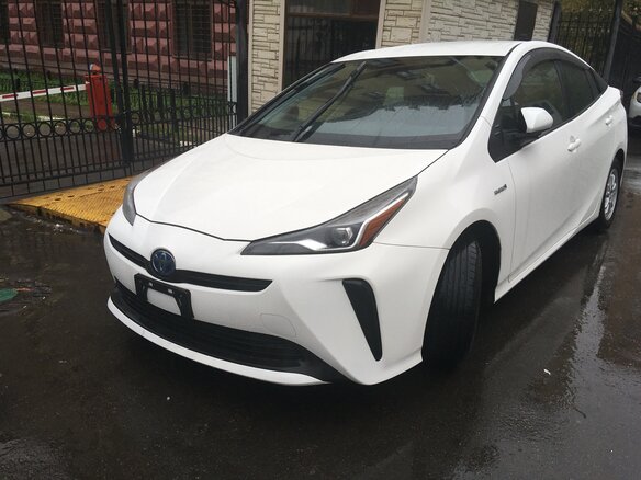 2019 Toyota Prius IV Рестайлинг (XW50), белый, 1799000 рублей
