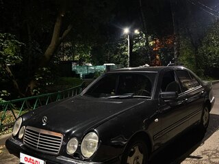 1998 Mercedes-Benz E-Класс 240 II (W210, S210), чёрный, 380000 рублей, вид 1