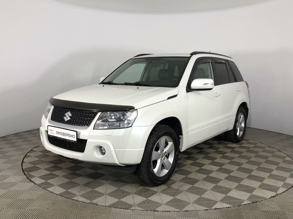 Suzuki Grand Vitara белая