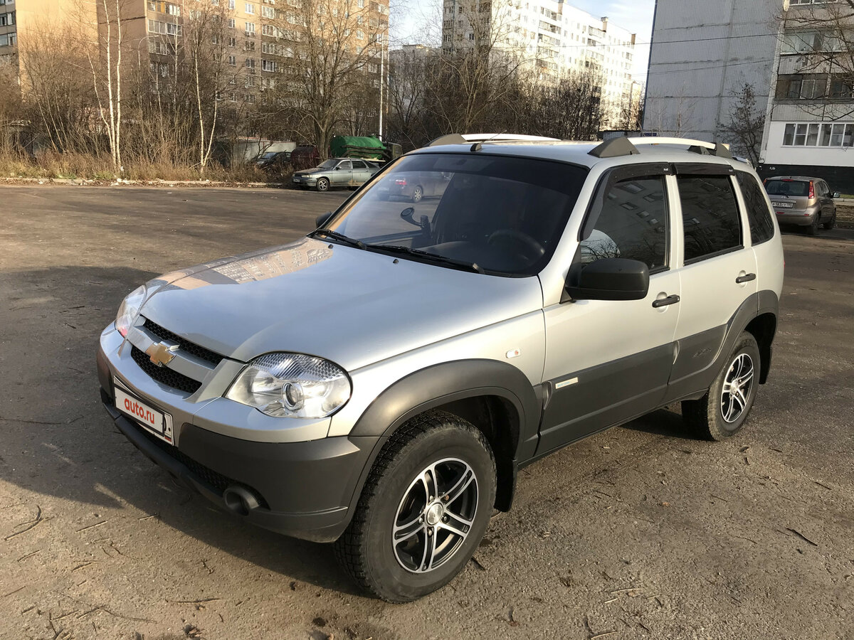 Нива Шевроле комфорт серебристая