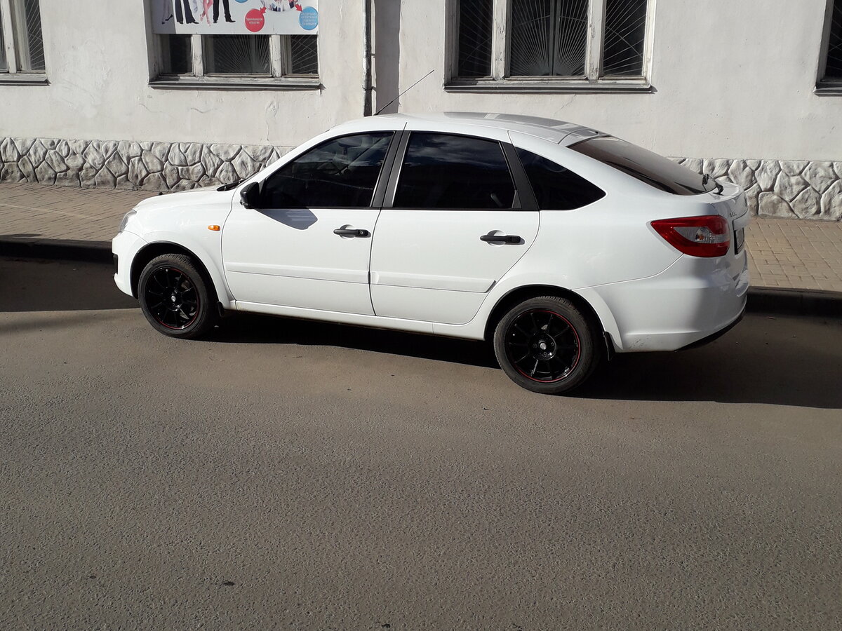 Купить новый Lada (ВАЗ) Granta бензин механика в Санкт-Петербурге: белый 2022 ли