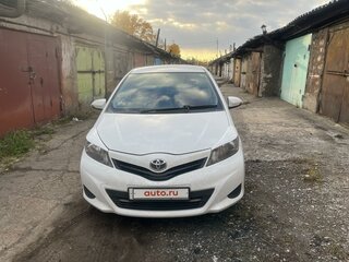 2013 Toyota Vitz III (XP130), белый, 580000 рублей, вид 1