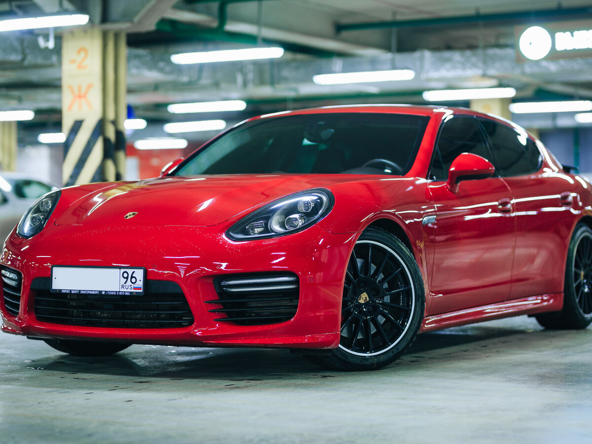 Porsche Panamera красный