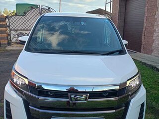 2017 Toyota Noah III (R80) Рестайлинг, белый, 2400000 рублей, вид 1