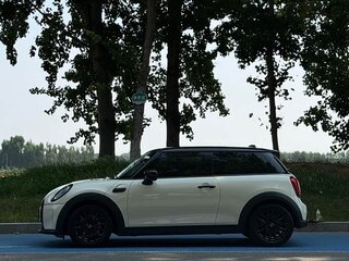 2022 Mini Hatch Cooper III (F55/F56) Рестайлинг 2, бежевый, 1710000 рублей, вид 3
