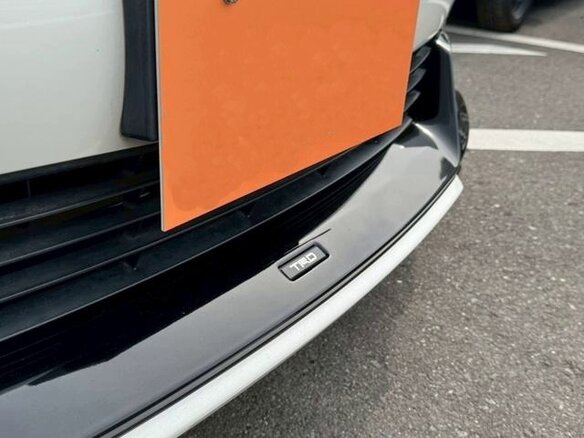 2022 Toyota Prius IV Рестайлинг (XW50), белый, 1560000 рублей - вид 14