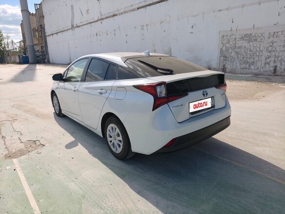2020 Toyota Prius IV Рестайлинг (XW50), белый, 2750000 рублей - вид 6