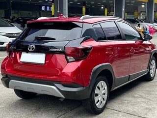 2022 Toyota Yaris L X XP150 Рестайлинг, красный, 1525000 рублей, вид 4
