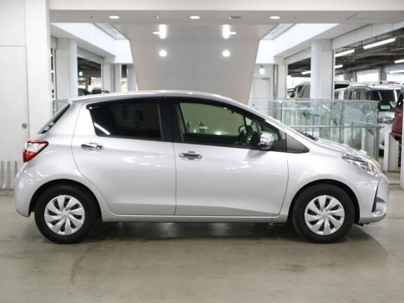 2020 Toyota Vitz III (XP130) Рестайлинг 2, серый, 770000 рублей - вид 2