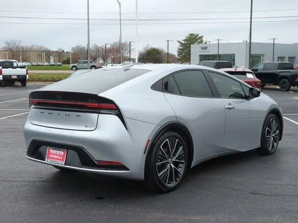 2024 Toyota Prius PHV V (XW60), серебристый, 4210000 рублей - вид 1