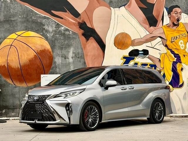Toyota Sienna IV