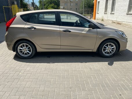 2012 Hyundai Solaris I, бежевый, вид 2