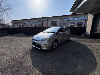 2011 Toyota Prius III Рестайлинг (XW30), серебристый, 1370000 рублей, вид 1