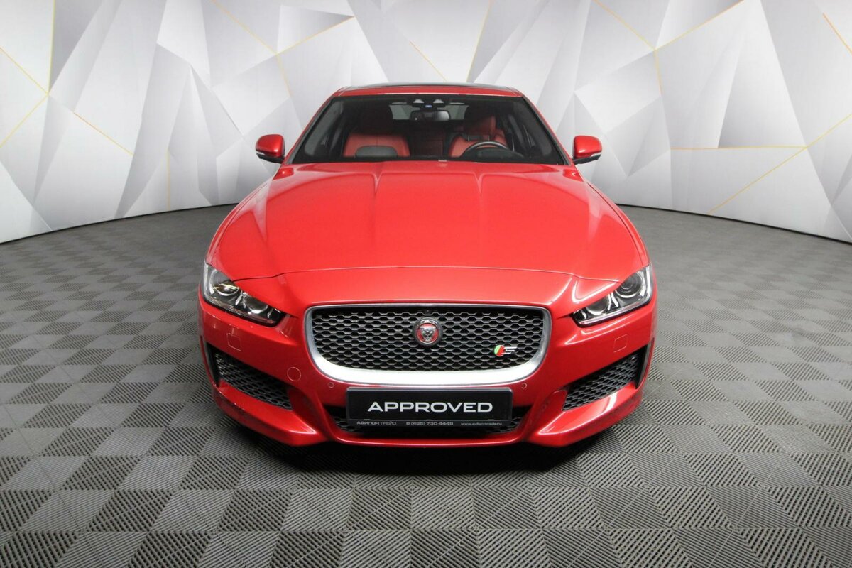 Jaguar xe i 2015