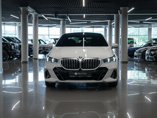 2024 BMW 5 серии 530i xDrive VIII (G60/G61/G68), белый, 7850000 рублей, вид 3