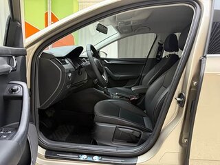 2022 Skoda Octavia IV (A8), бежевый, 1500000 рублей, вид 2